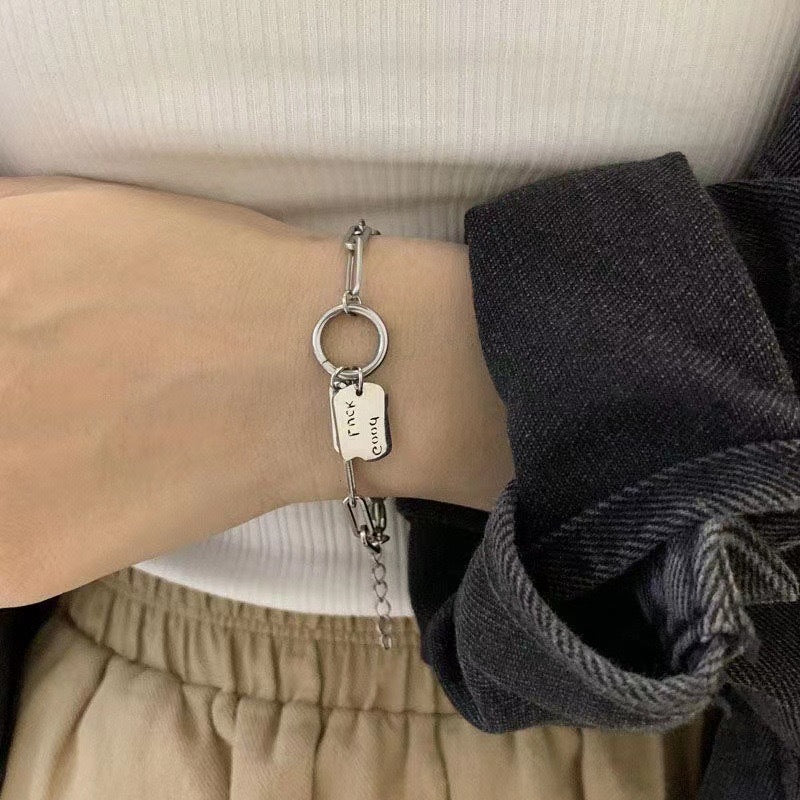 Damen Armband mit modernem Anhänger und künstlerischen Designelementen Shop Nory