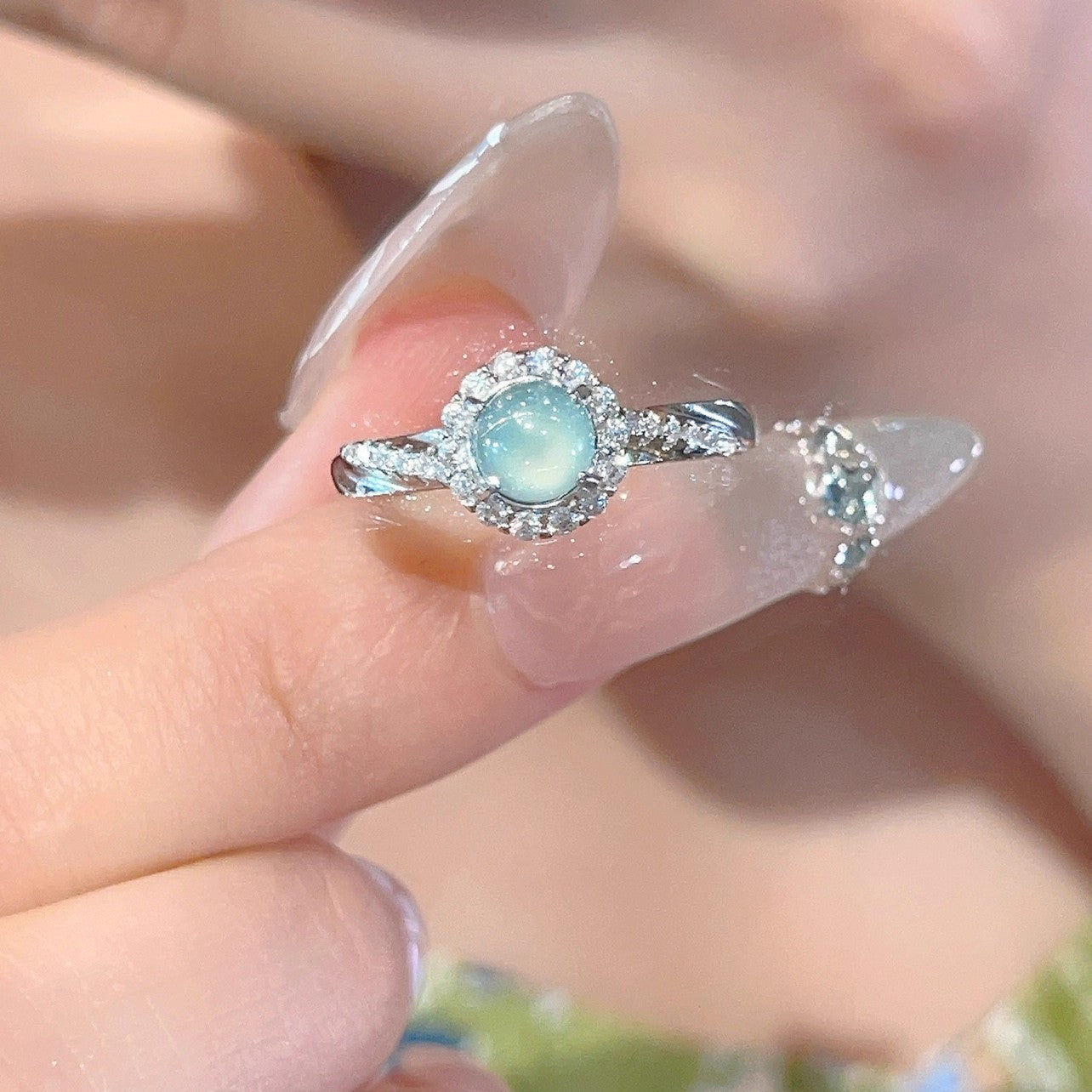 Damen eleganter Ring mit aquamarinfarbenem Stein und funkelnden Zirkonia Shop Nory