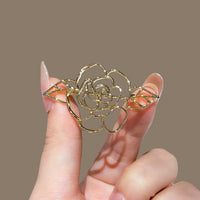 Goldene durchbrochene Rosenbrosche
