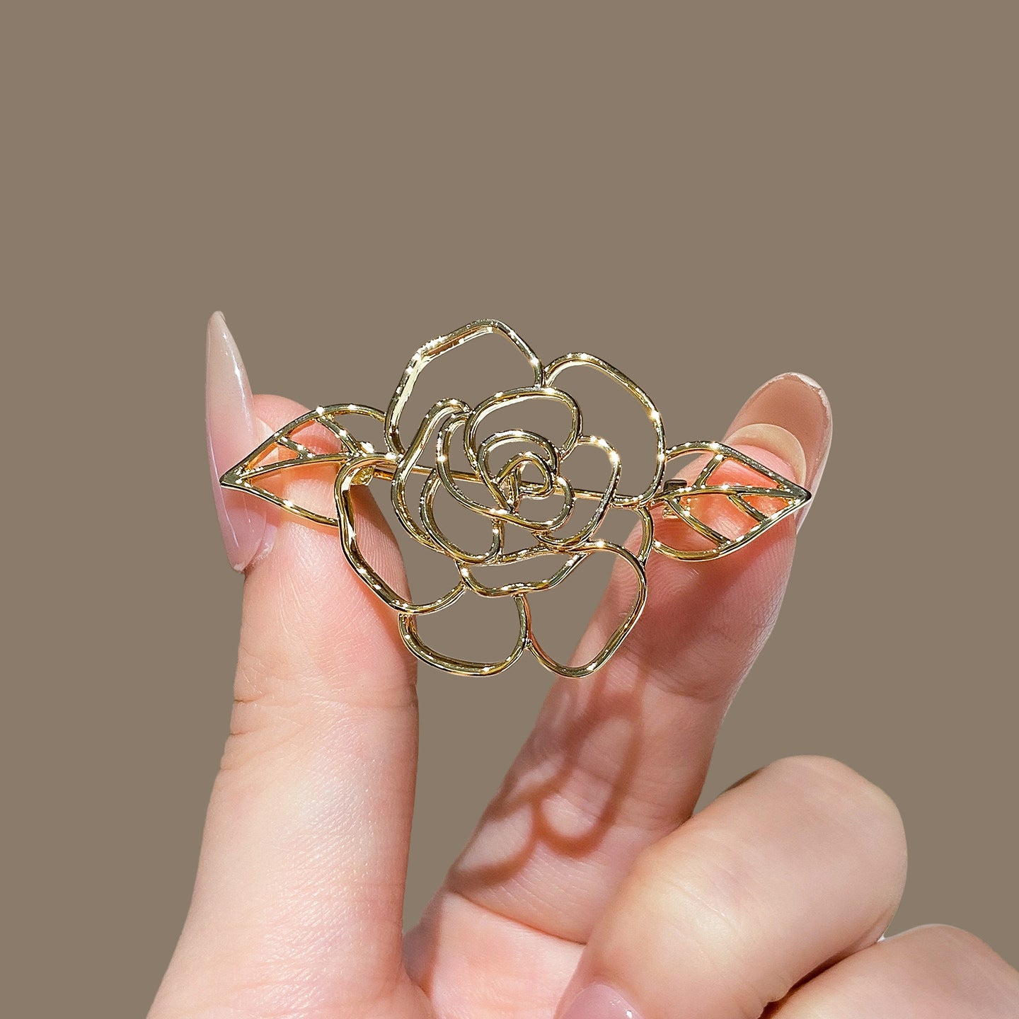Filigrane Emaillierte Ahornblatt-Brosche mit Zirkonia