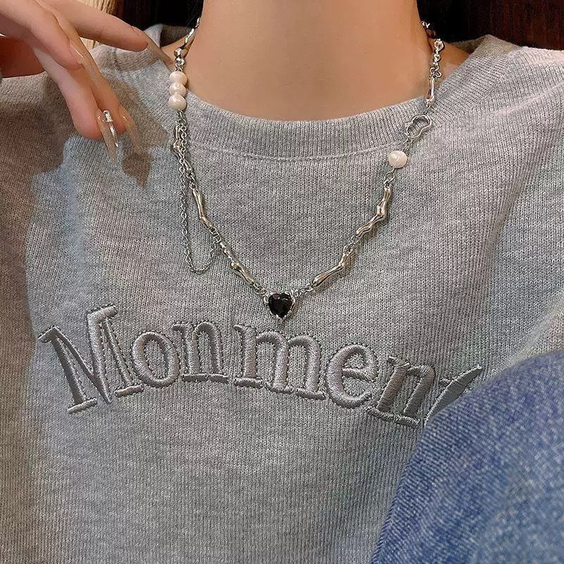Damen Halskette mit einzigartigem, facettiertem Anhänger und eleganten Perlendetails Shop Nory