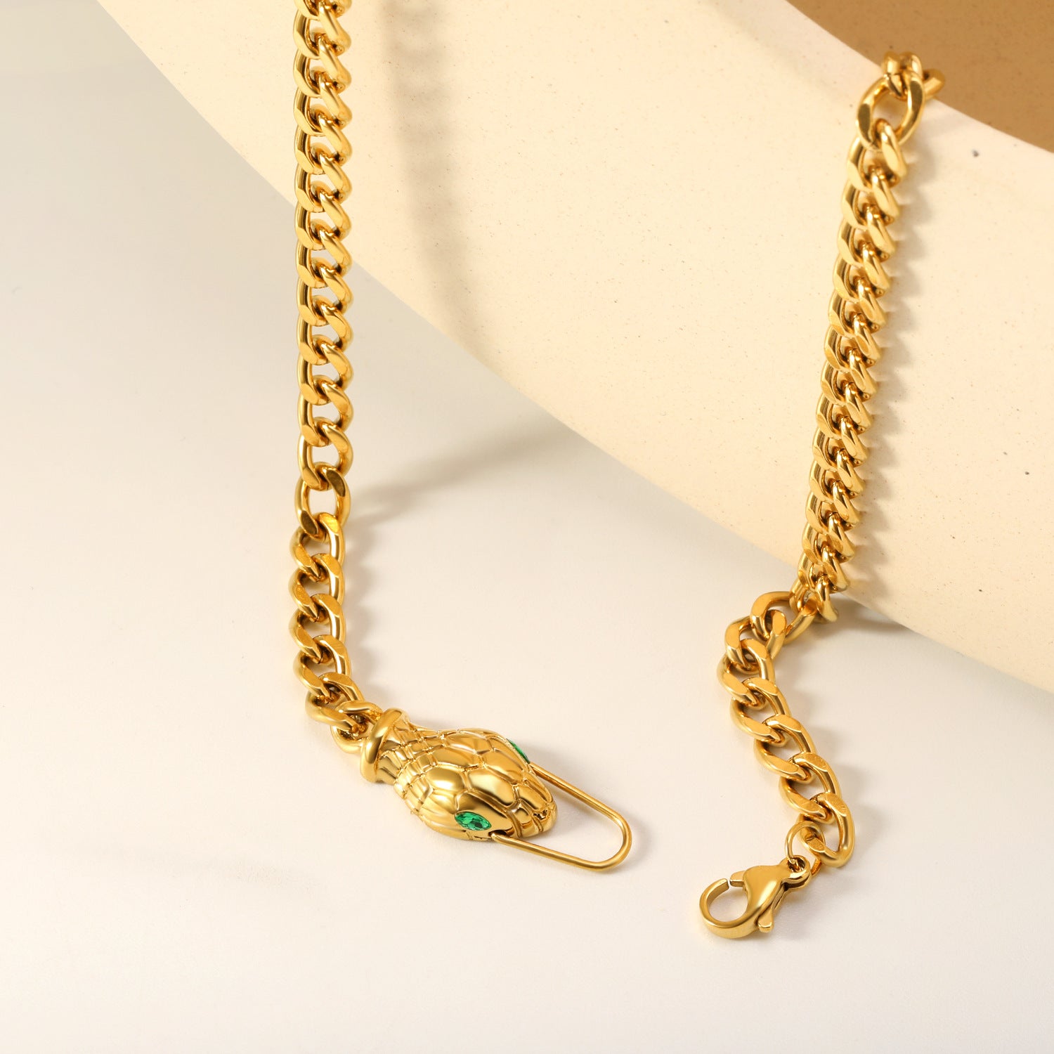 Damen Armband mit kunstvollem Klappverschluss und luxuriösem Kettenmuster Shop Nory