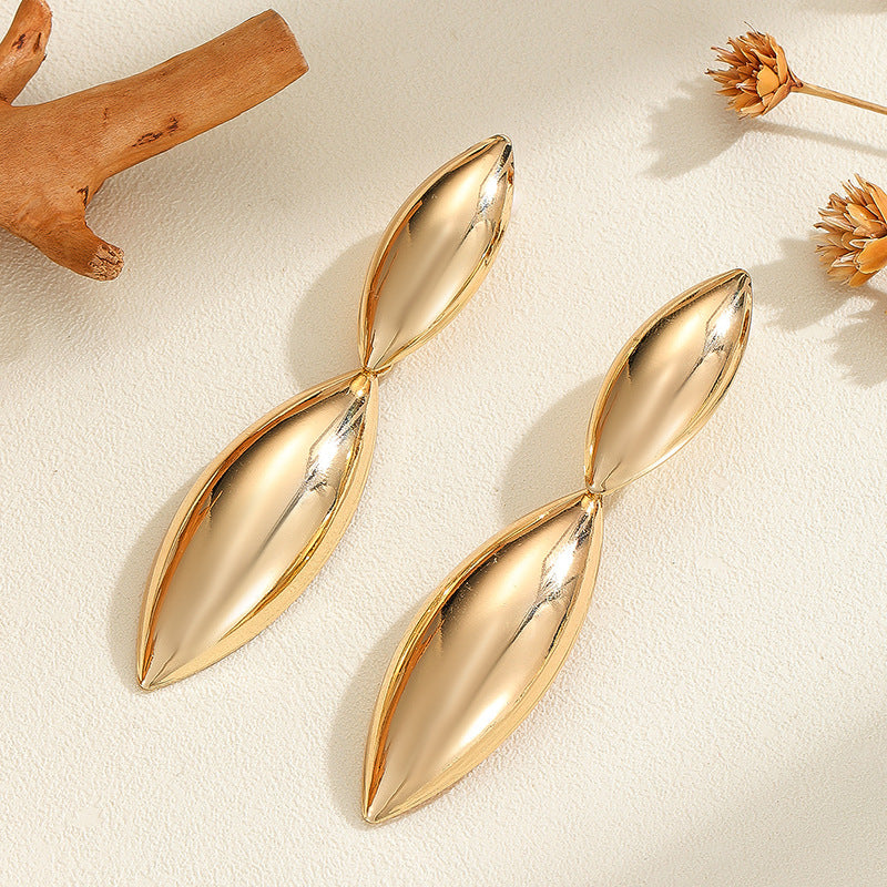 Damen Ohrringe im geschwungenen, skulpturalen Design Shop Nory