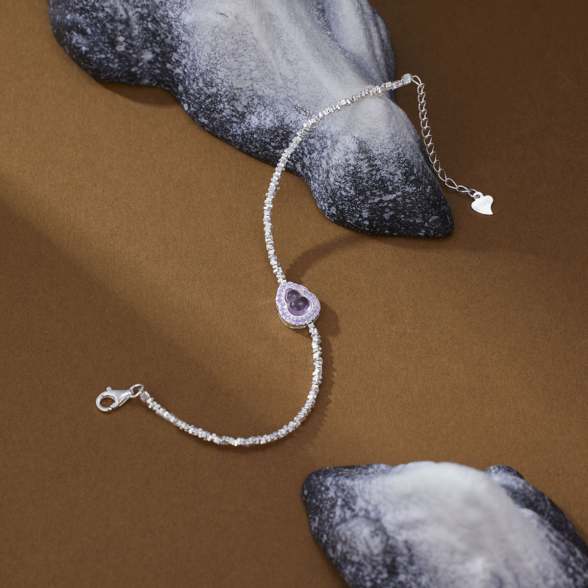 Damen Armband mit herzförmigem Amethyst-Anhänger und funkelnden Kristallelementen Shop Nory