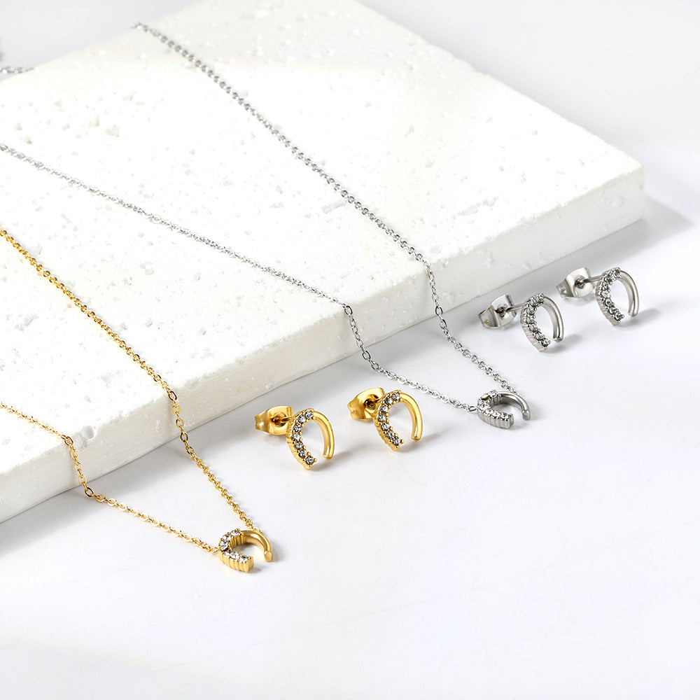 Damen Schmuckset mit funkelndem Hufeisen-Anhänger und passenden Ohrsteckern Shop Nory