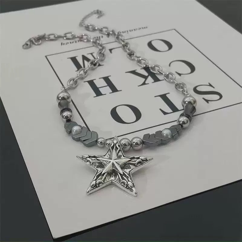 Damen Kette mit kunstvollem Sternenanhänger und funkelnden Perlendetails Shop Nory