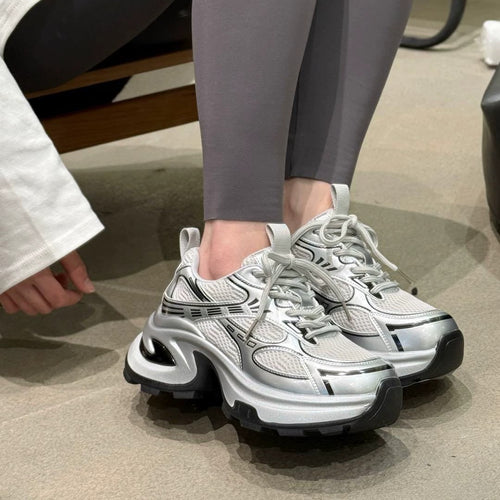 Damen futuristische Plateausneaker mit skulpturierter Wedgesohle und reflektierenden Mesh-Akzenten Shop Nory