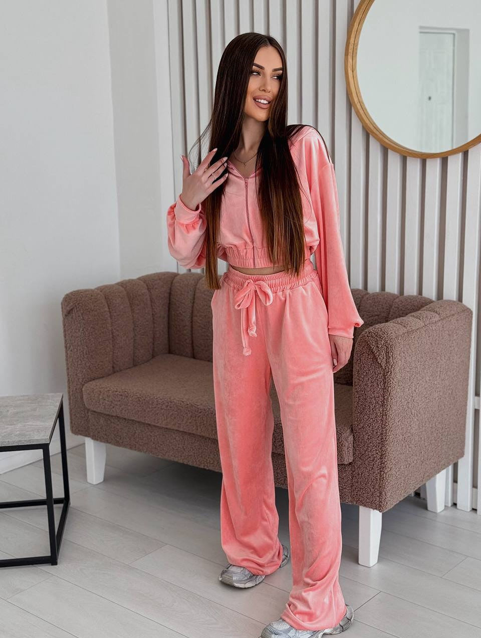 Damen Zweiteiliges Samt-Loungewear-Set mit Cropped-Zipjacke und weiter High-Waist-Sweathose Shop Nory