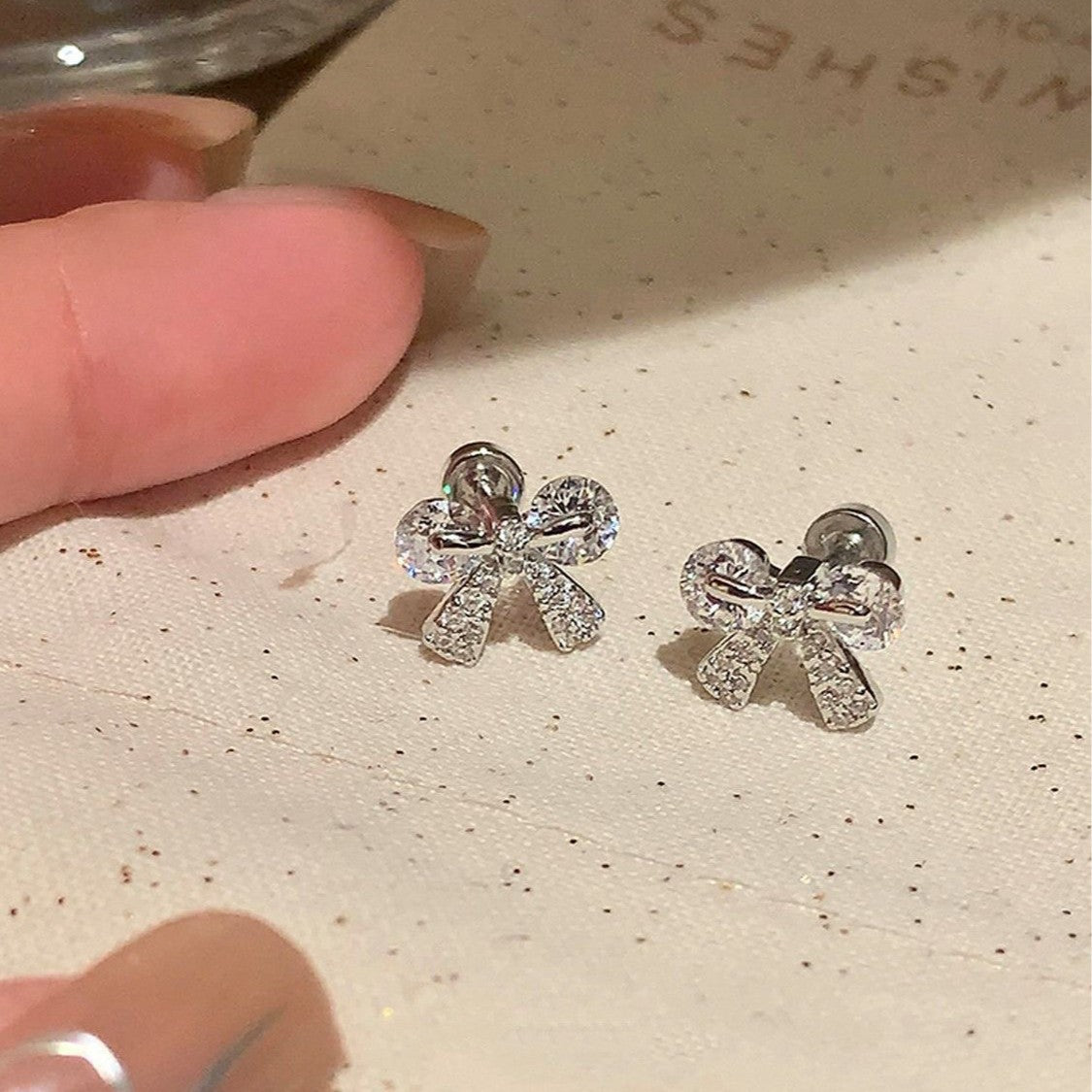 Damen Ohrstecker im zartem Schleifen-Design mit funkelnden Zirkonia Shop Nory