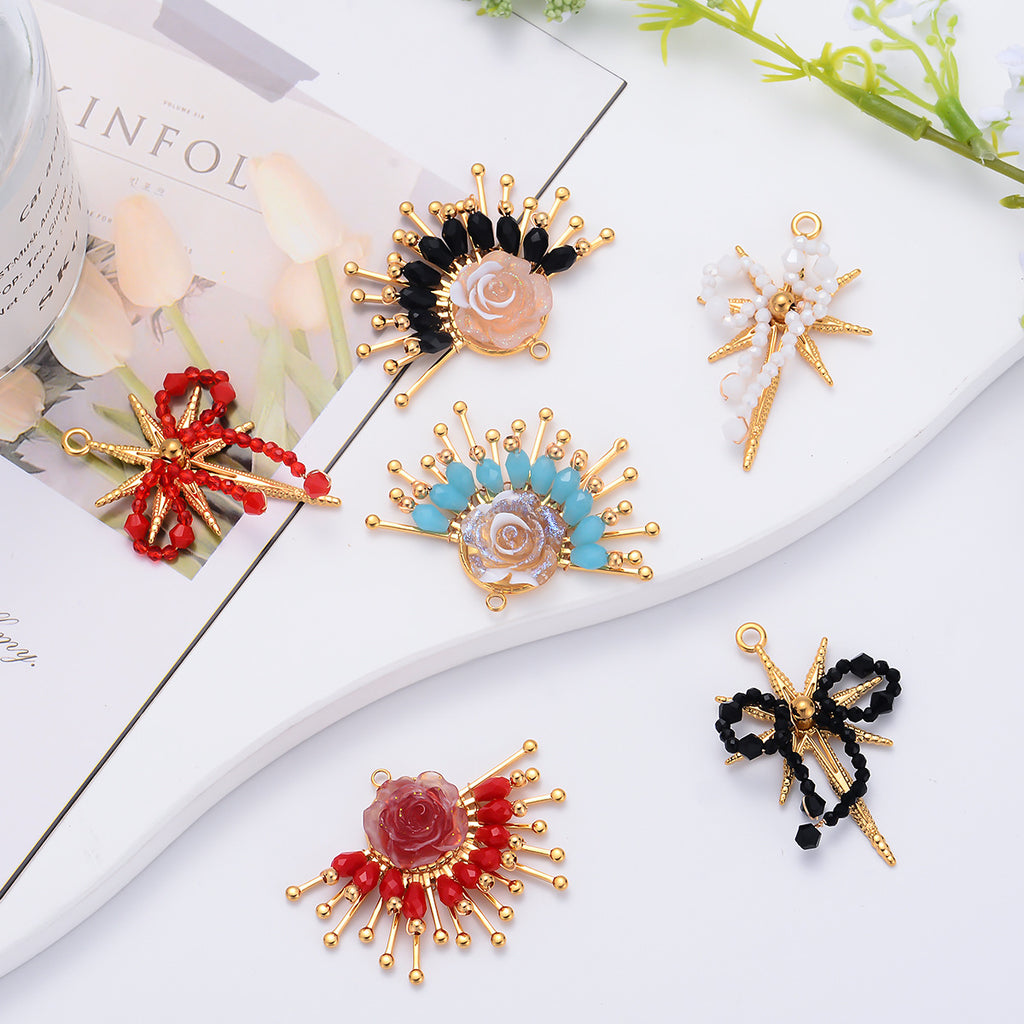 Damen Schmuckanhänger mit floralen Akzenten und funkelnden Details Shop Nory