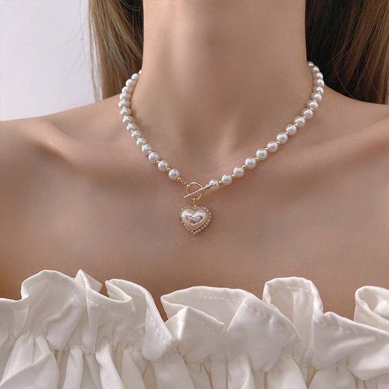 Damen Halskette mit funkelndem Schmetterlingsanhänger und eleganter Kettenstruktur Shop Nory