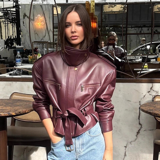 Damen Kurzjacke aus Kunstleder mit hohem Stehkragen, tailliertem Bindegürtel und markanten Schulterpolstern Shop Nory