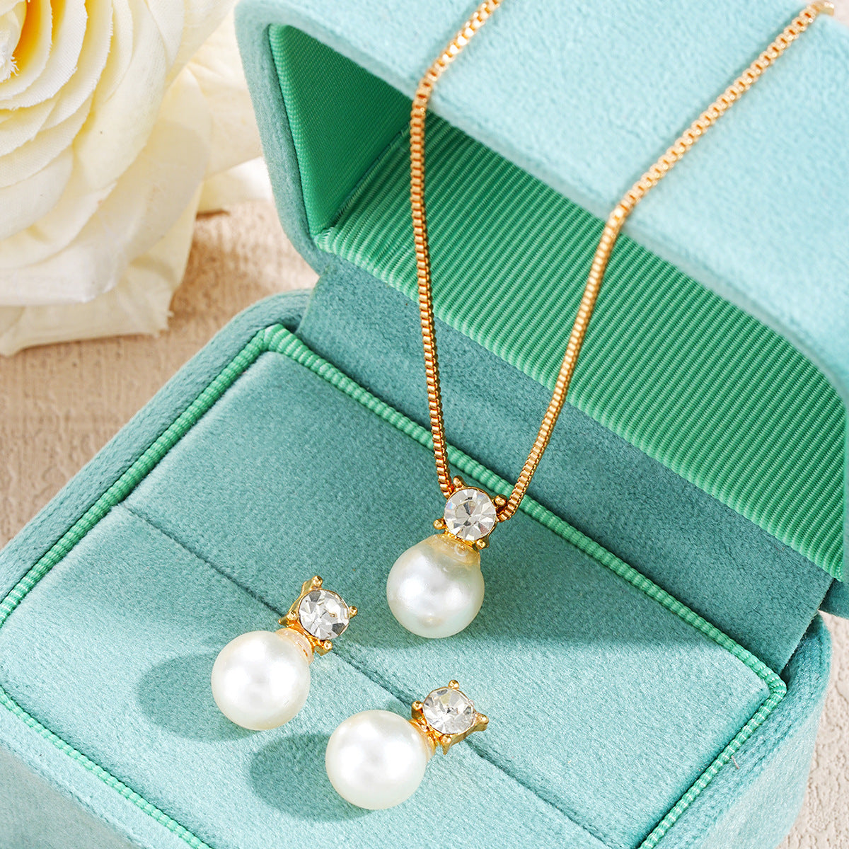 Damen Schmuckset mit eleganten Perlenanhängern und funkelnden Zirkonia Shop Nory