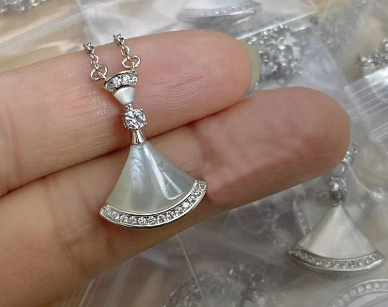 Damen Halskette mit kunstvollem Muschelanhänger und funkelnden Zirkonia Shop Nory
