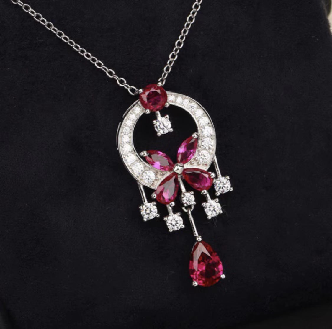 Damen Ohrringe mit funkelndem Edelstein und kunstvollem Blumenmotiv Shop Nory