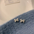 Damen Ohrstecker mit floralen Schleifenmotiven und edlen Perlendetails Shop Nory