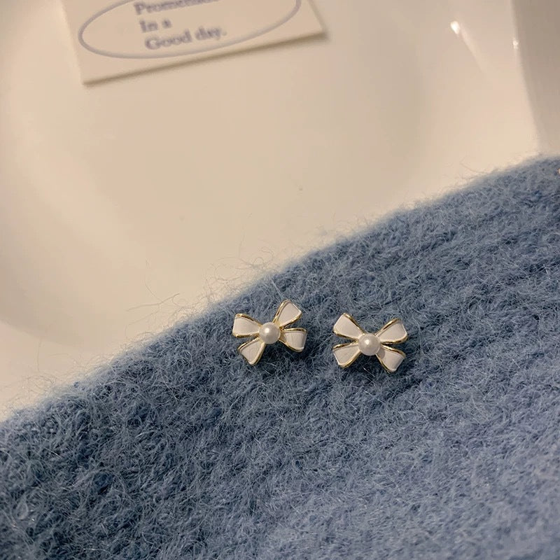 Damen Ohrstecker mit floralen Schleifenmotiven und edlen Perlendetails Shop Nory