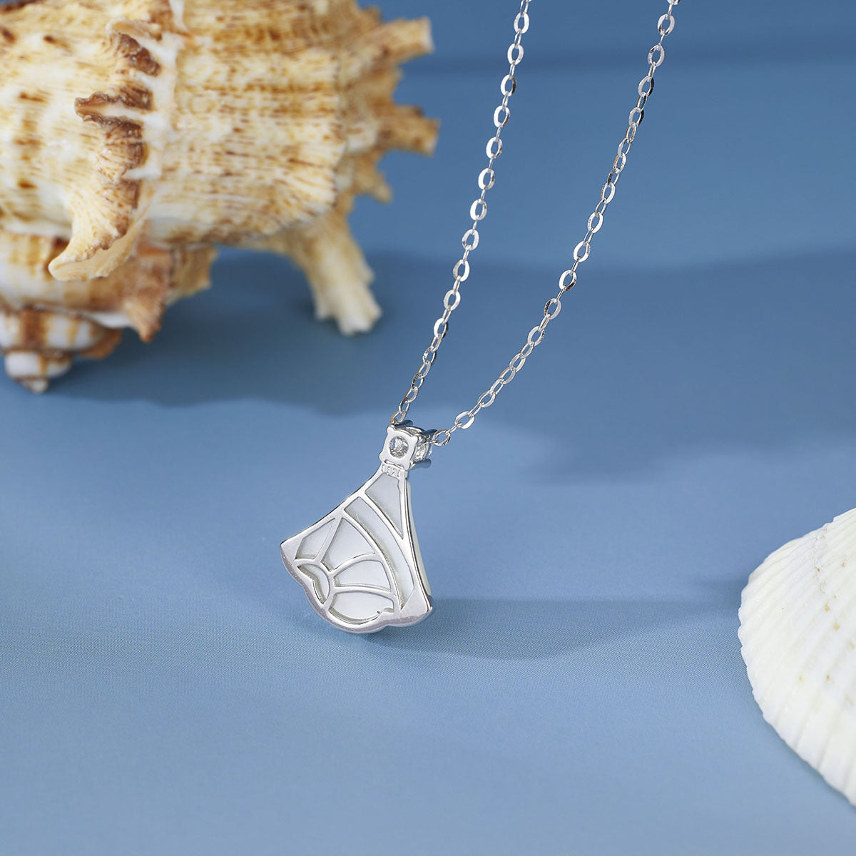Damen elegante Halskette mit Muschel-Anhänger und funkelndem Zirkonia Shop Nory
