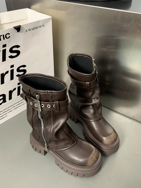 Damen Halbhohe Biker-Stiefel mit Reißverschluss, Schnallenriemen und grober Plateausohle Shop Nory