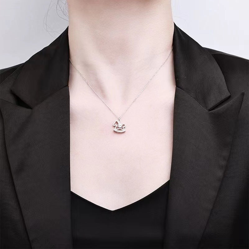 Damen Halskette mit detailverliebt gestalteter Schaukelpferd-Anhänger Shop Nory