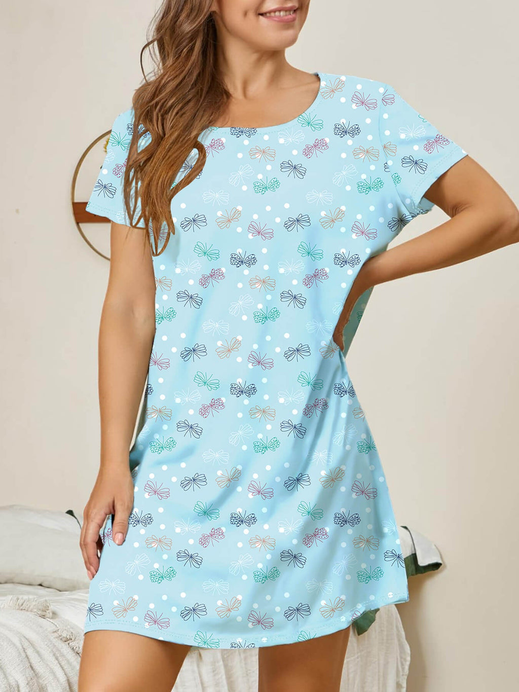 Damen lässiges Nachtkleid mit buntem Schmetterlingsmuster