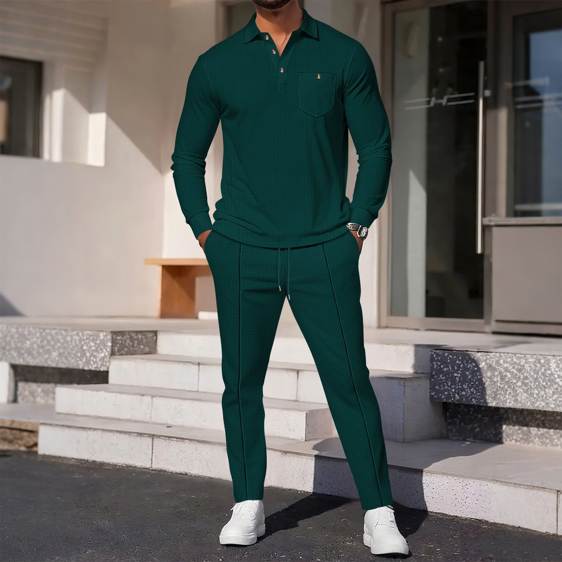 Herren eleganter Freizeitanzug mit strukturiertem Oberteil und modischen Hosen