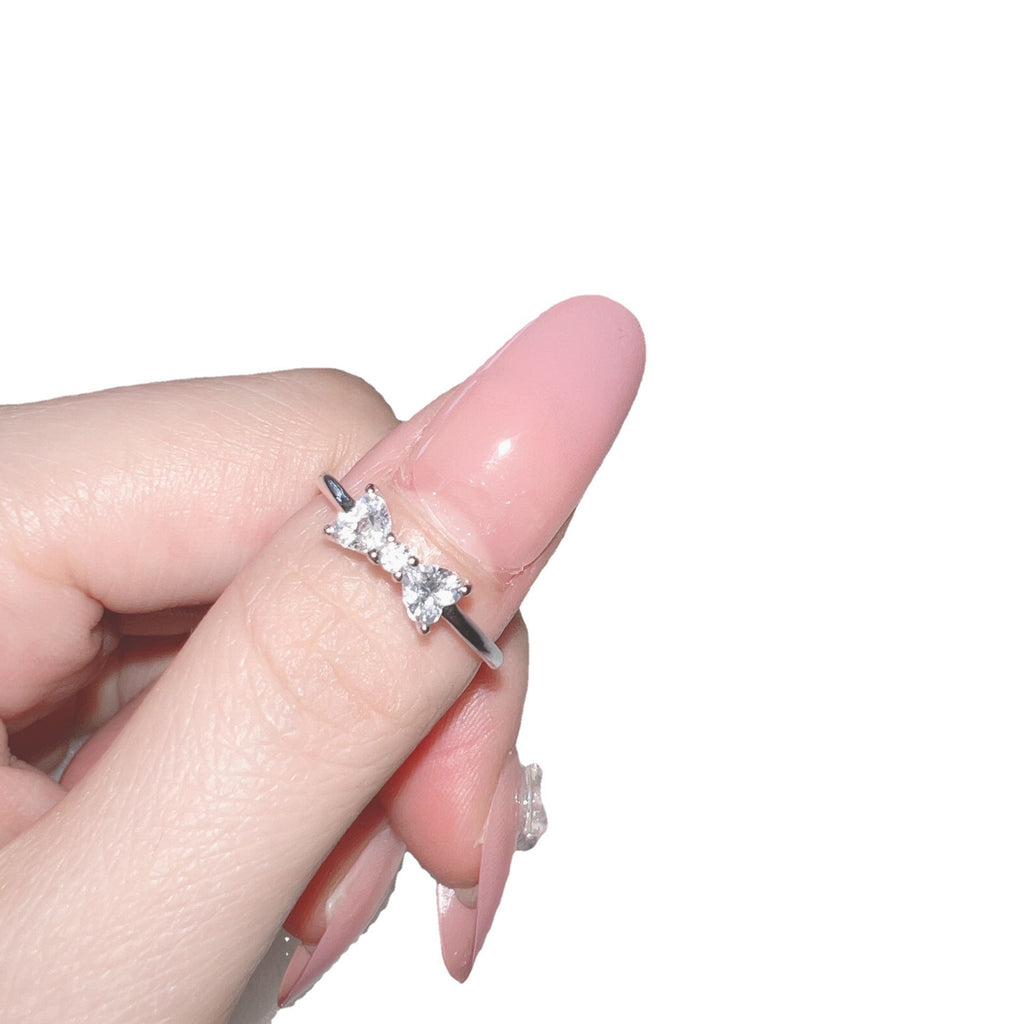 Damenring mit elegantem geschwungenem Design und funkelnden Steinen Shop Nory