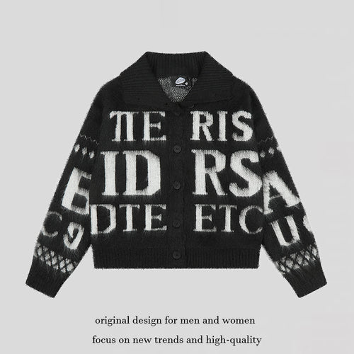 Damen Oversize Mohair-Strickjacke mit Knopfleiste, großem Reverskragen und typografischem Allover-Print Shop Nory