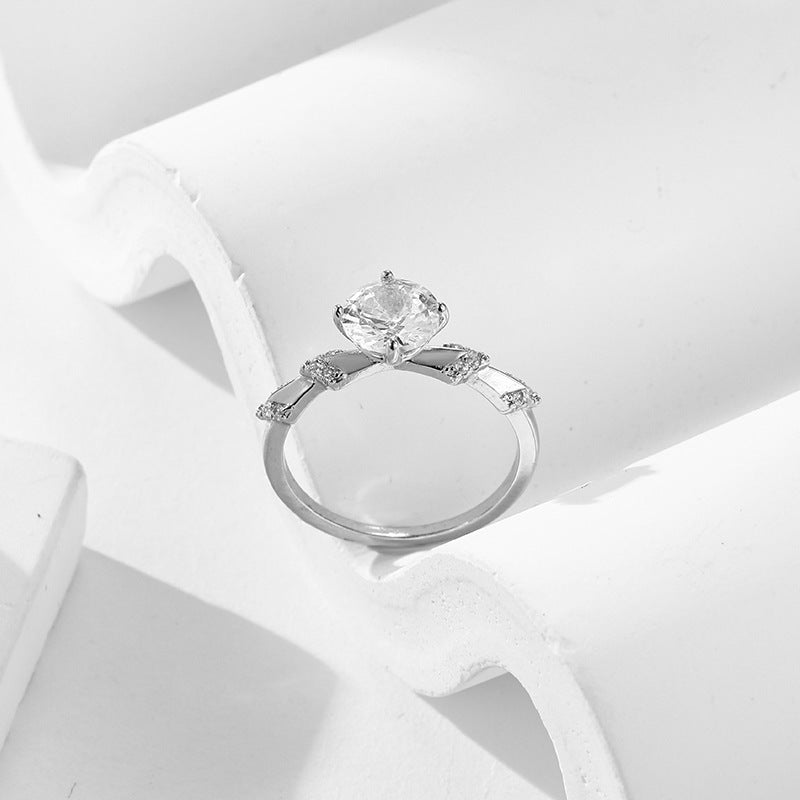 Damen eleganter Ring mit kunstvollem Blattdesign und funkelndem Kristall Shop Nory