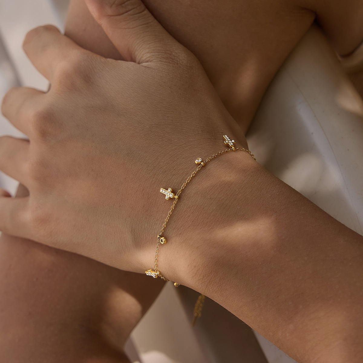 Damen Armband mit funkelnden Kreuzanhängern und hypoallergenem Edelstahl Shop Nory