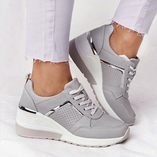 Damen Keilabsatz-Sneaker mit perforiertem Obermaterial und metallischem Akzent Shop Nory