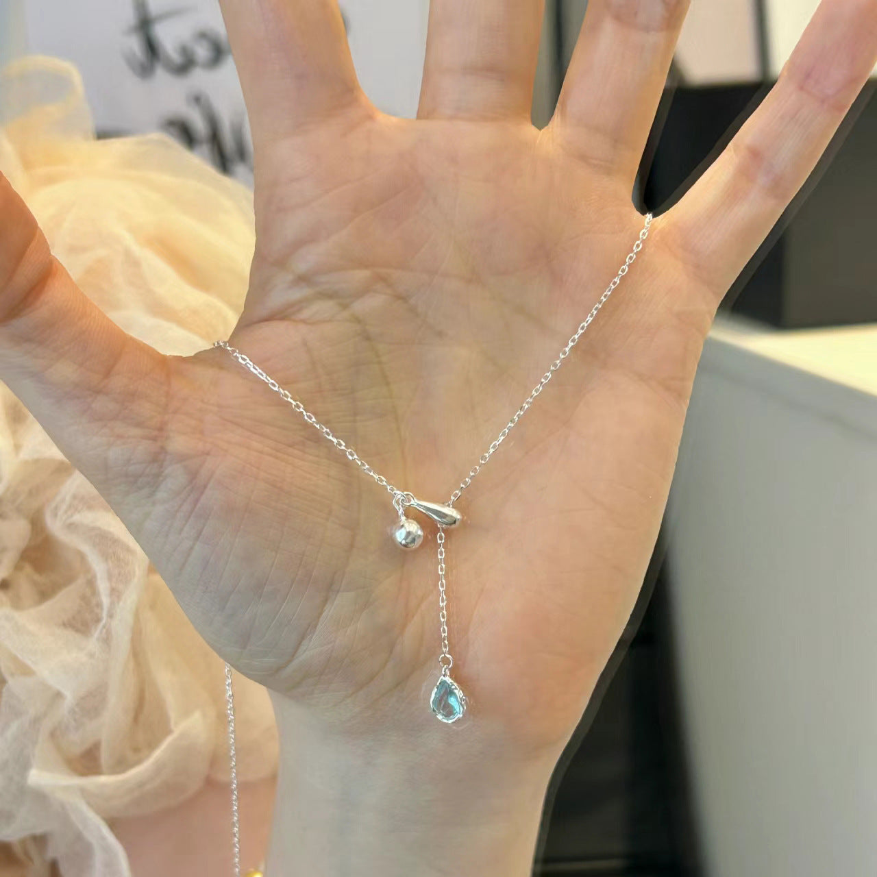 Damen Halskette mit tropfenförmigem Anhänger aus hochwertigem Metall und funkelndem Kristall Shop Nory