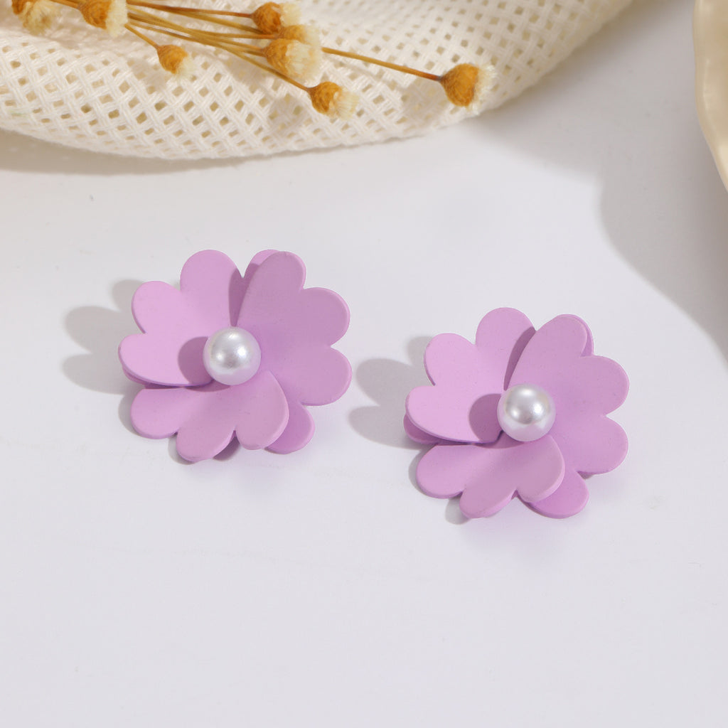 Damen Ohrstecker mit lebendigem Blumendesign und stylishen Perlenakzenten Shop Nory