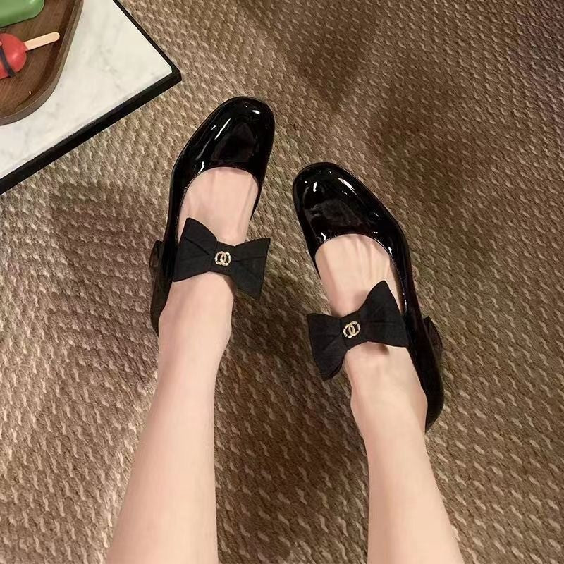 Damen Lack-Ballerinas mit dekorativem Schleifenriemen und gepolstertem Komfortfußbett Shop Nory