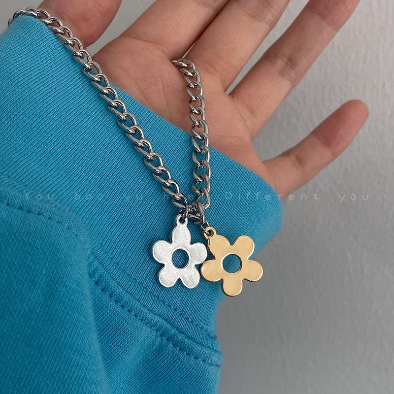 Damen Halskette mit doppeltem Blumenanhänger aus hochwertigem Metall Shop Nory