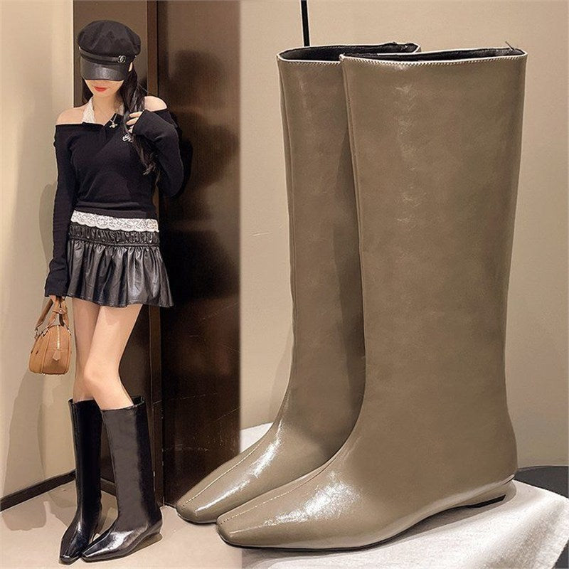 Damen halbhohe Veloursleder-Stiefel mit spitzer Zehenform und flacher Keilsohle Shop Nory