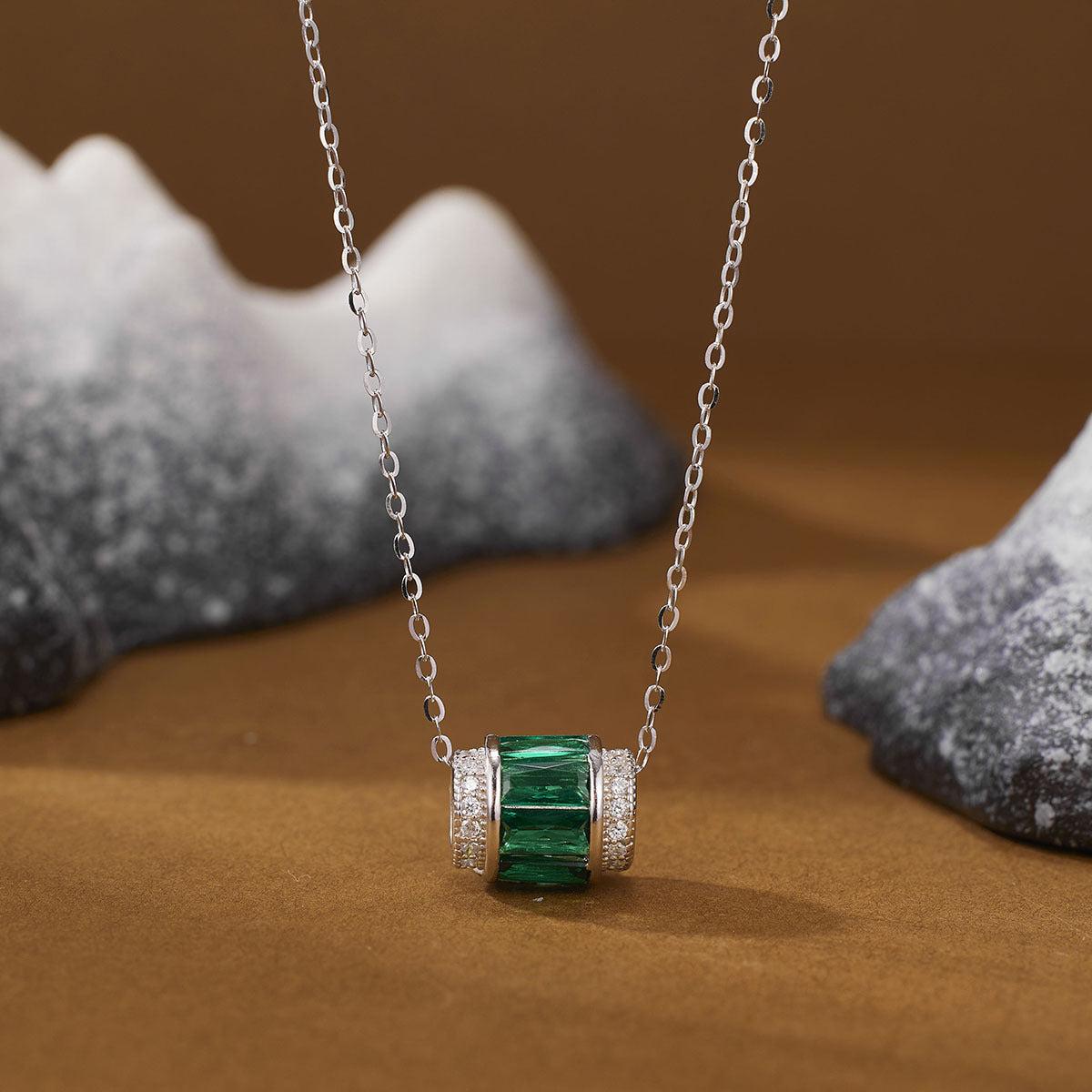 Damen Halskette mit einzigartigem Edelsteinanhänger und funkelnden Zirkonia Shop Nory