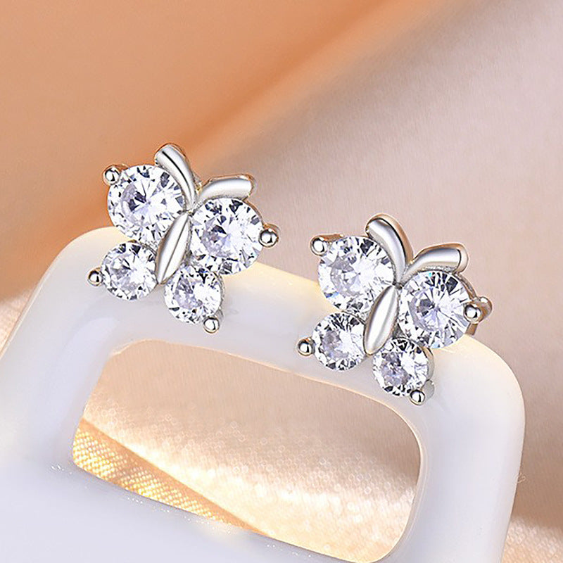 Damen Ohrstecker im eleganten Schmetterlingsdesign mit funkelnden Zirkonia Shop Nory
