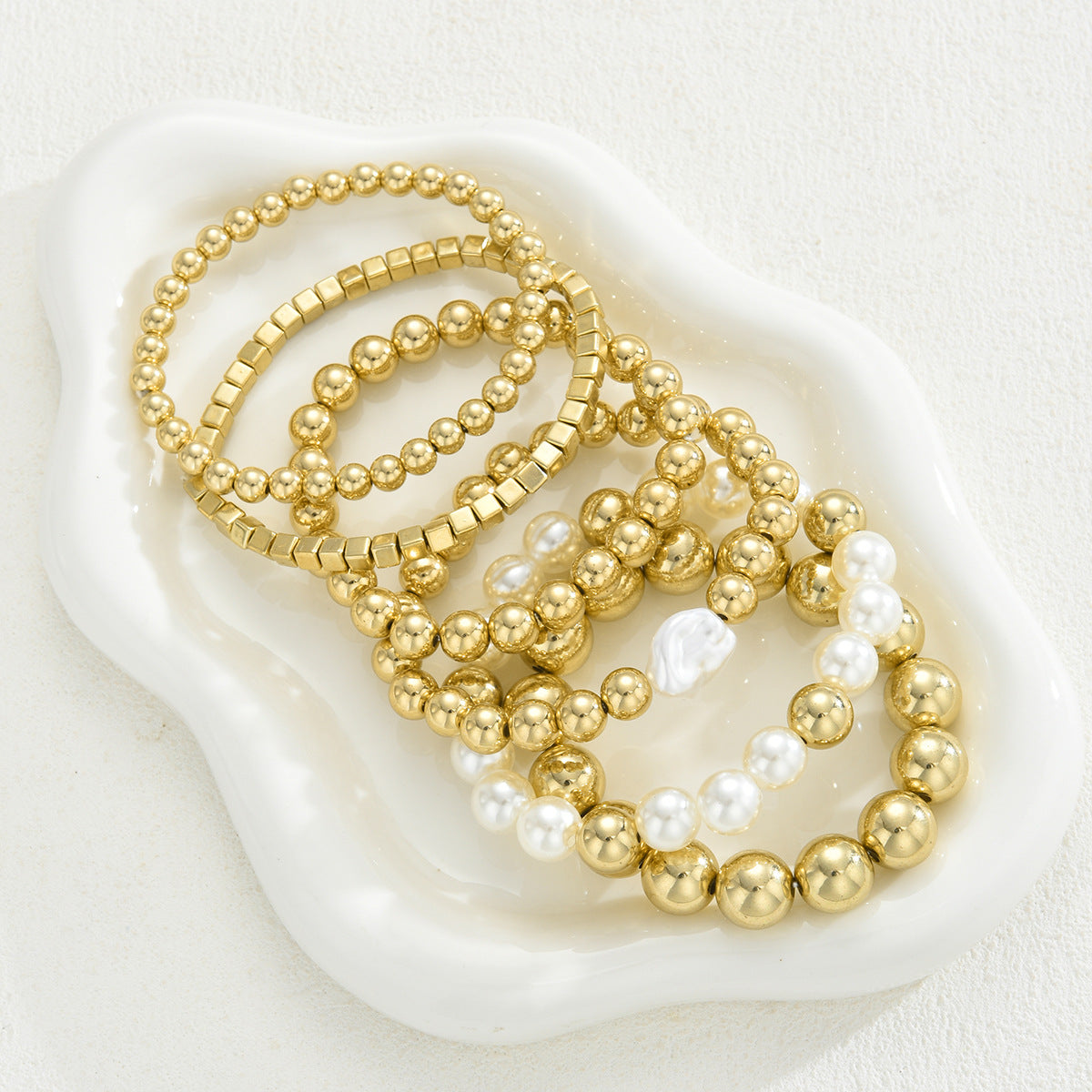 Damen Armreif-Set mit eleganten, glänzenden Kugeln und Perlen Shop Nory