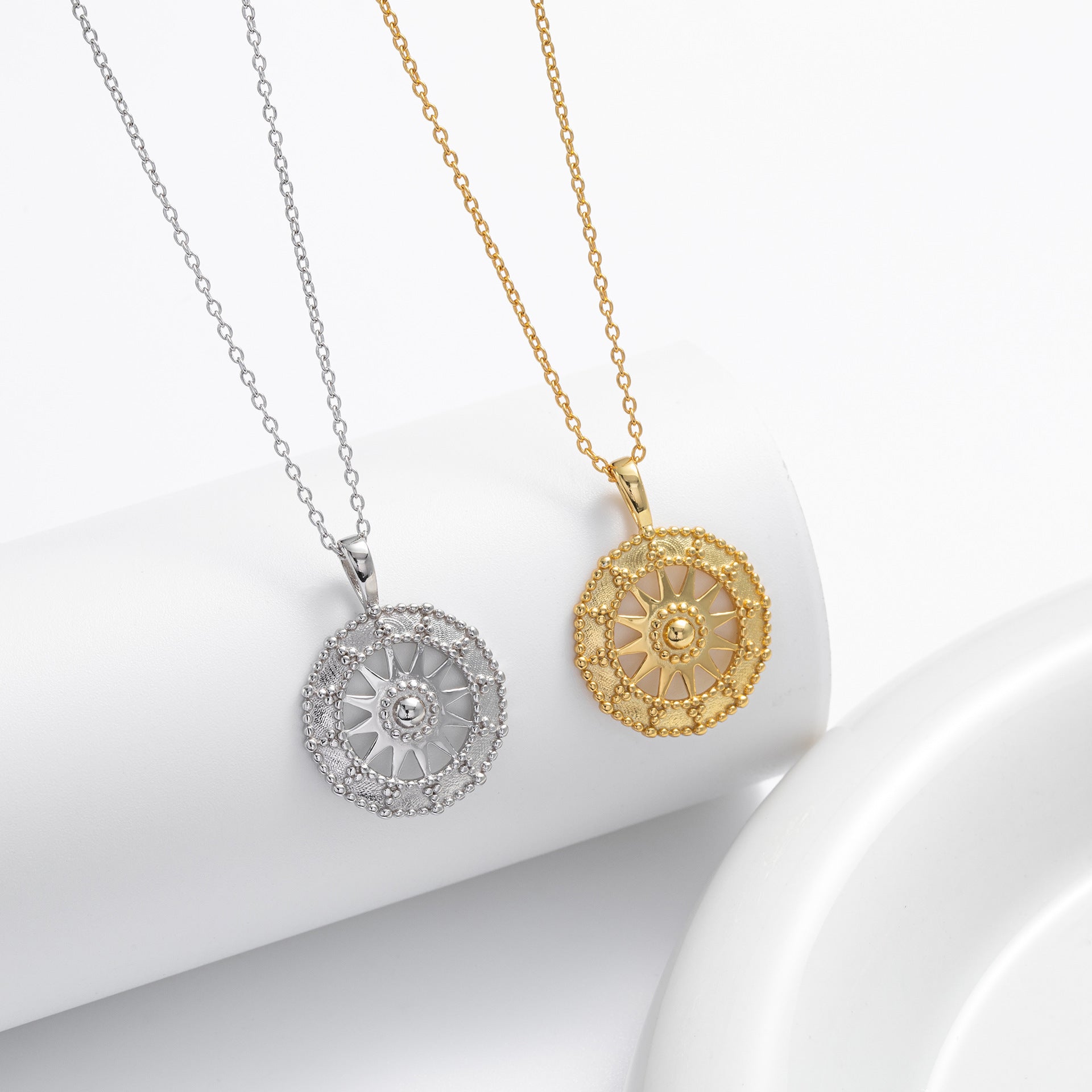 Damen Halskette mit kunstvoll gestaltetem Sonnendesign Shop Nory