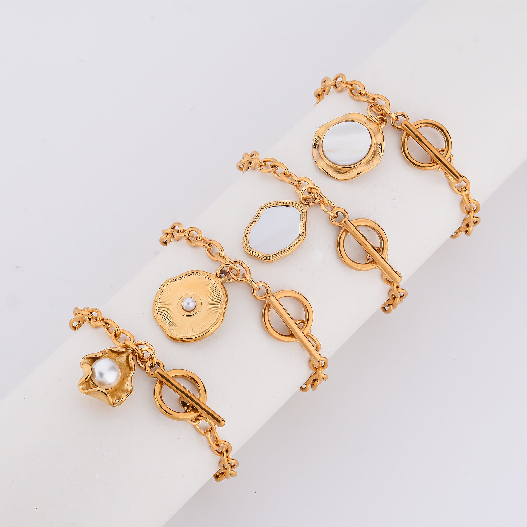 Damen Luxusarmband mit eleganter Medaillon-Applikation Shop Nory
