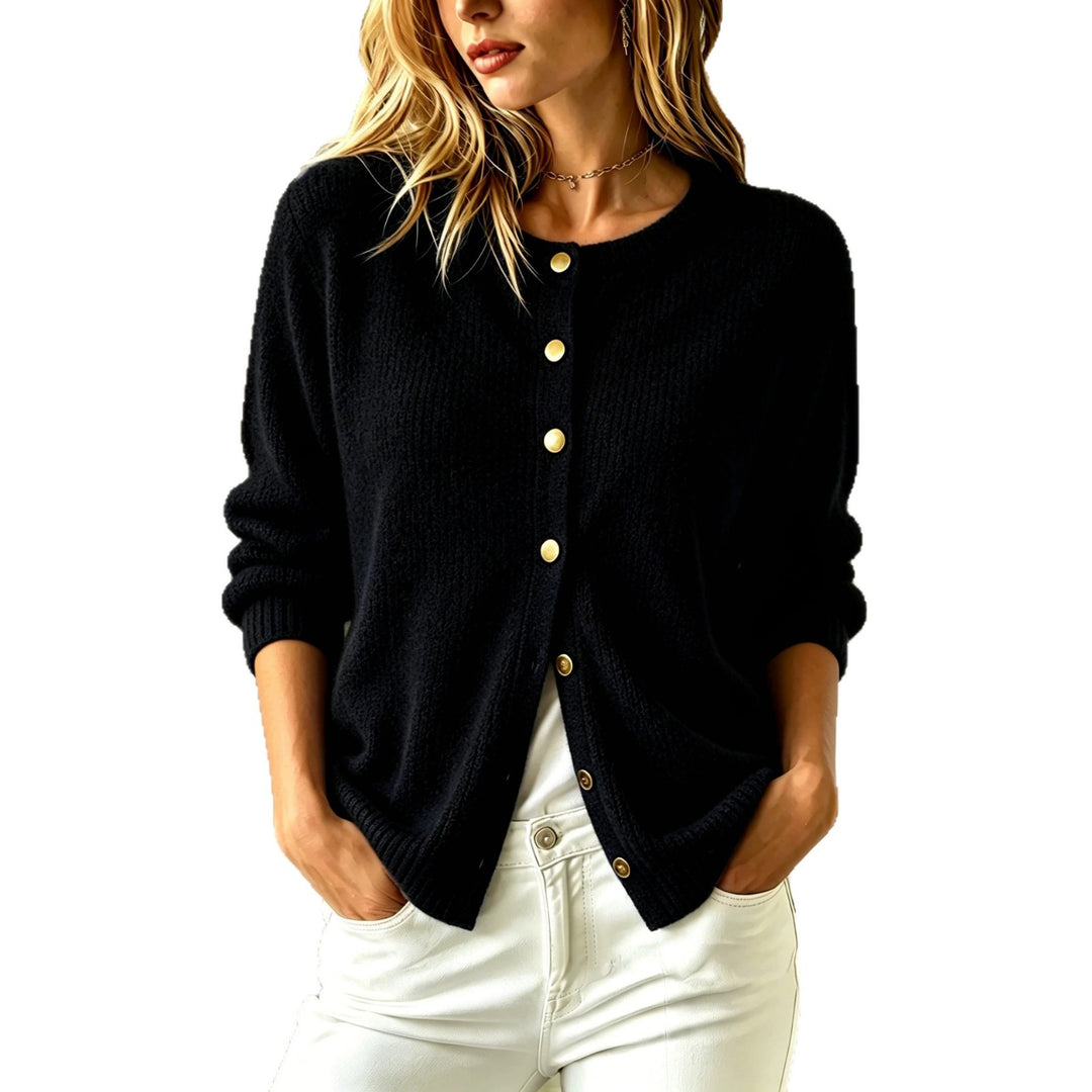 Damen Kuscheliger Strickcardigan mit Rundhalsausschnitt und goldenen Zierknöpfen Shop Nory
