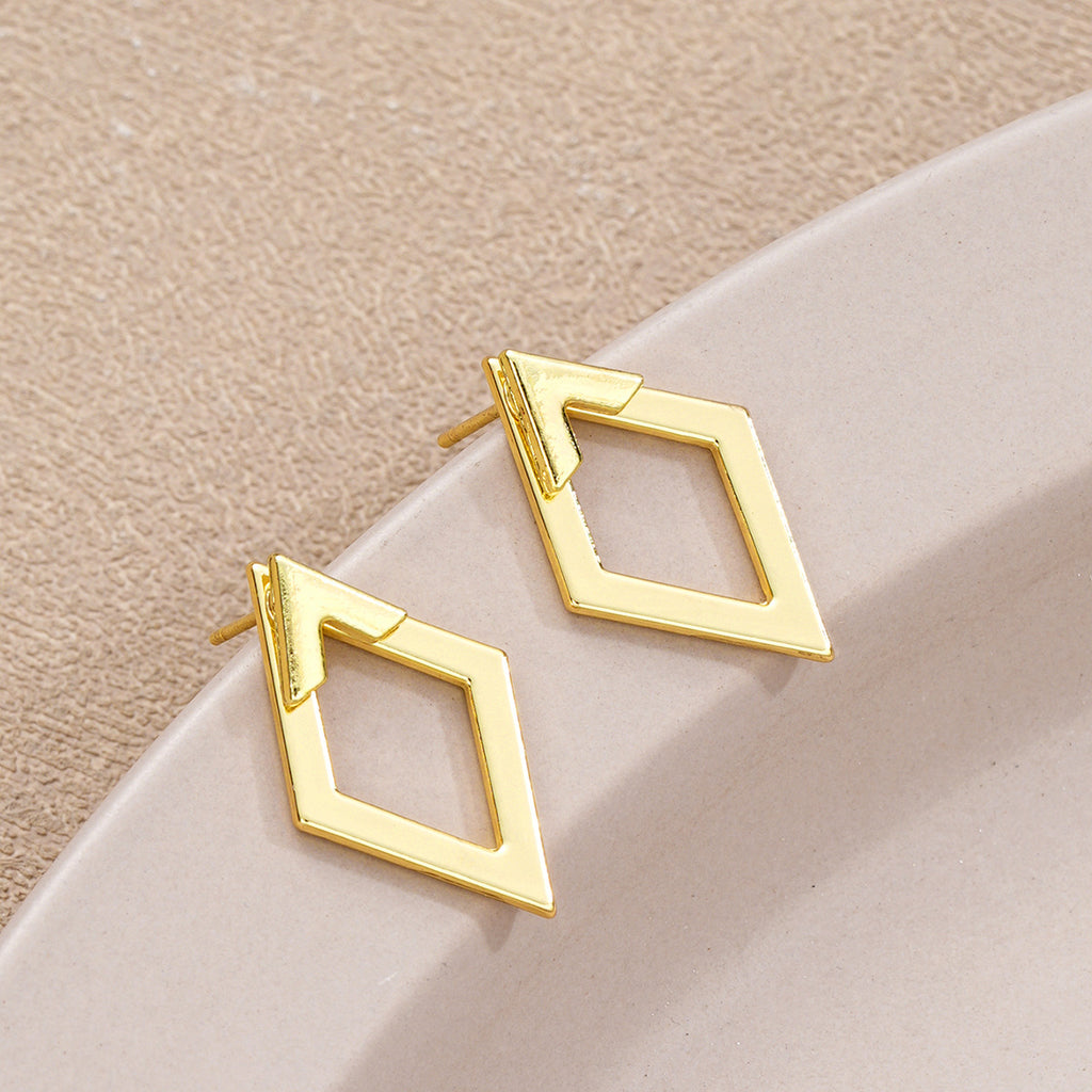 Damen moderne asymmetrische Ohrstecker mit elegantem Design Shop Nory