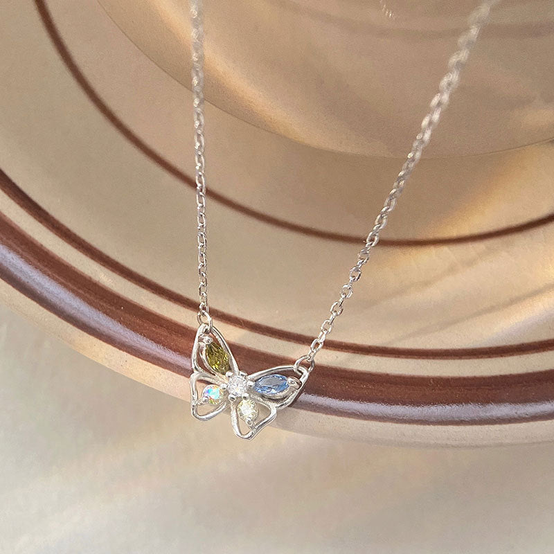 Damen Halskette mit filigranem Schmetterlingsdesign und strahlenden Kristallen Shop Nory
