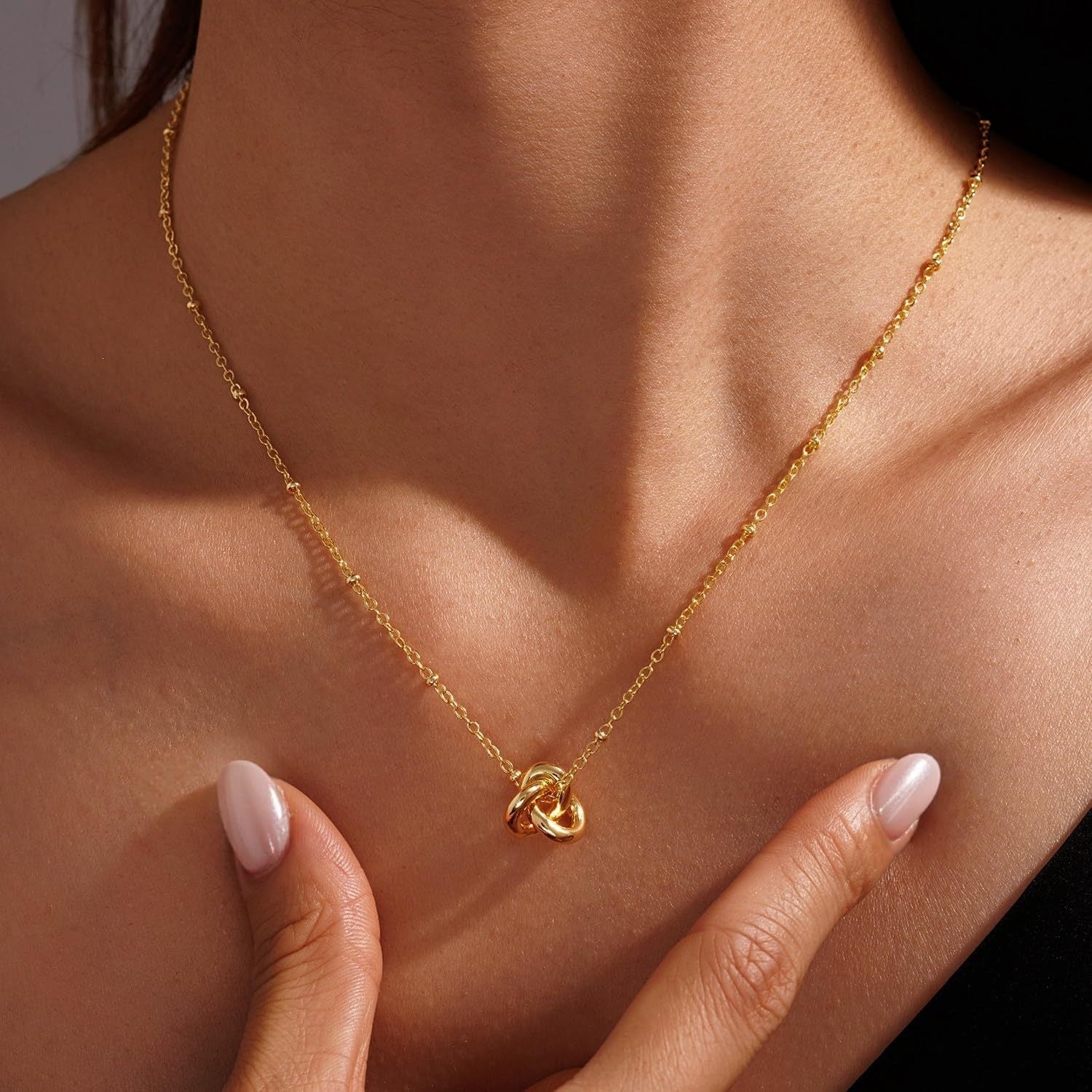 Damen Halskette mit anmutigem Knoten-Design und filigraner Gliederkette Shop Nory