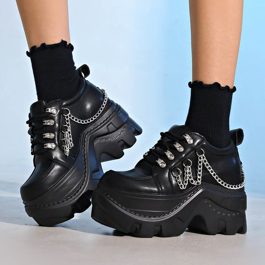 Damen Plateau-Chunky-Sneaker mit Metallketten und ausgeprägter Profilsohle Shop Nory