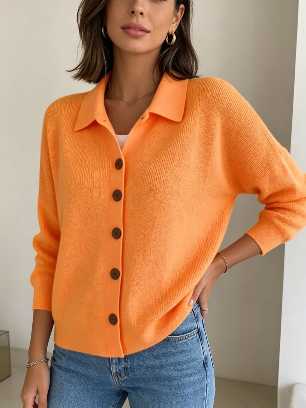 Damen Feinstrick-Cardigan mit Hemdkragen, entspannter Silhouette und Holzknöpfen Shop Nory