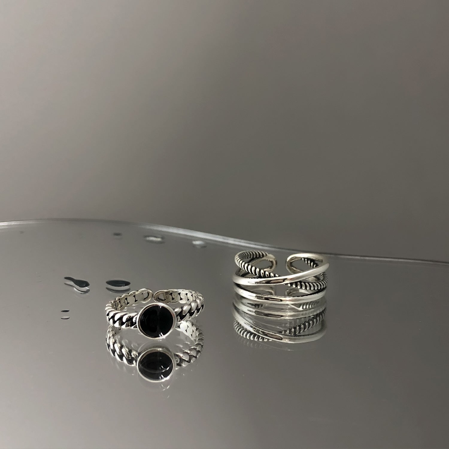 Damenring mit elegantem geflochtenem Design und funkelndem Stein Shop Nory