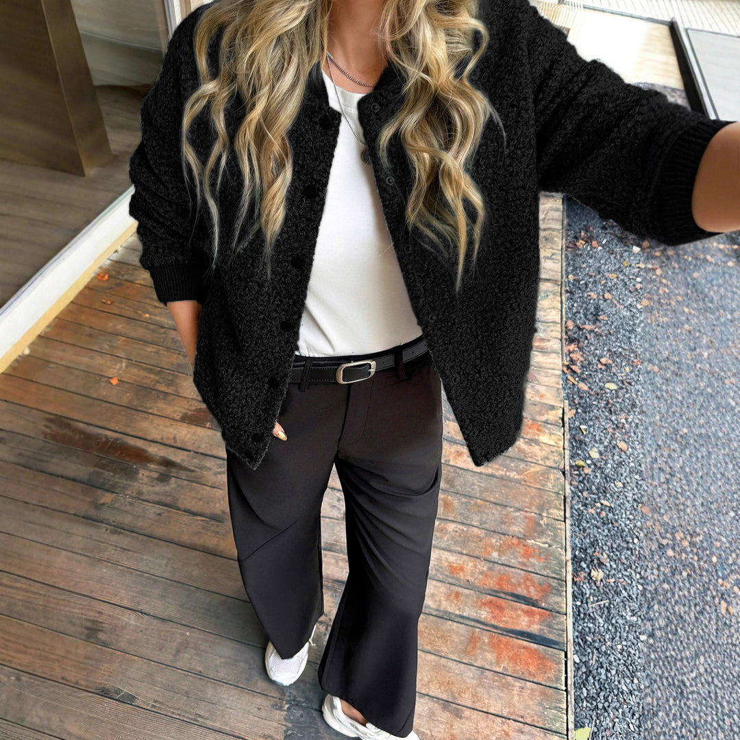 Damen nan kurzer Satin-Trench mit doppelreihiger Knopfleiste, aufgesetzten Pattentaschen und geknöpften Ärmelmanschetten Shop Nory