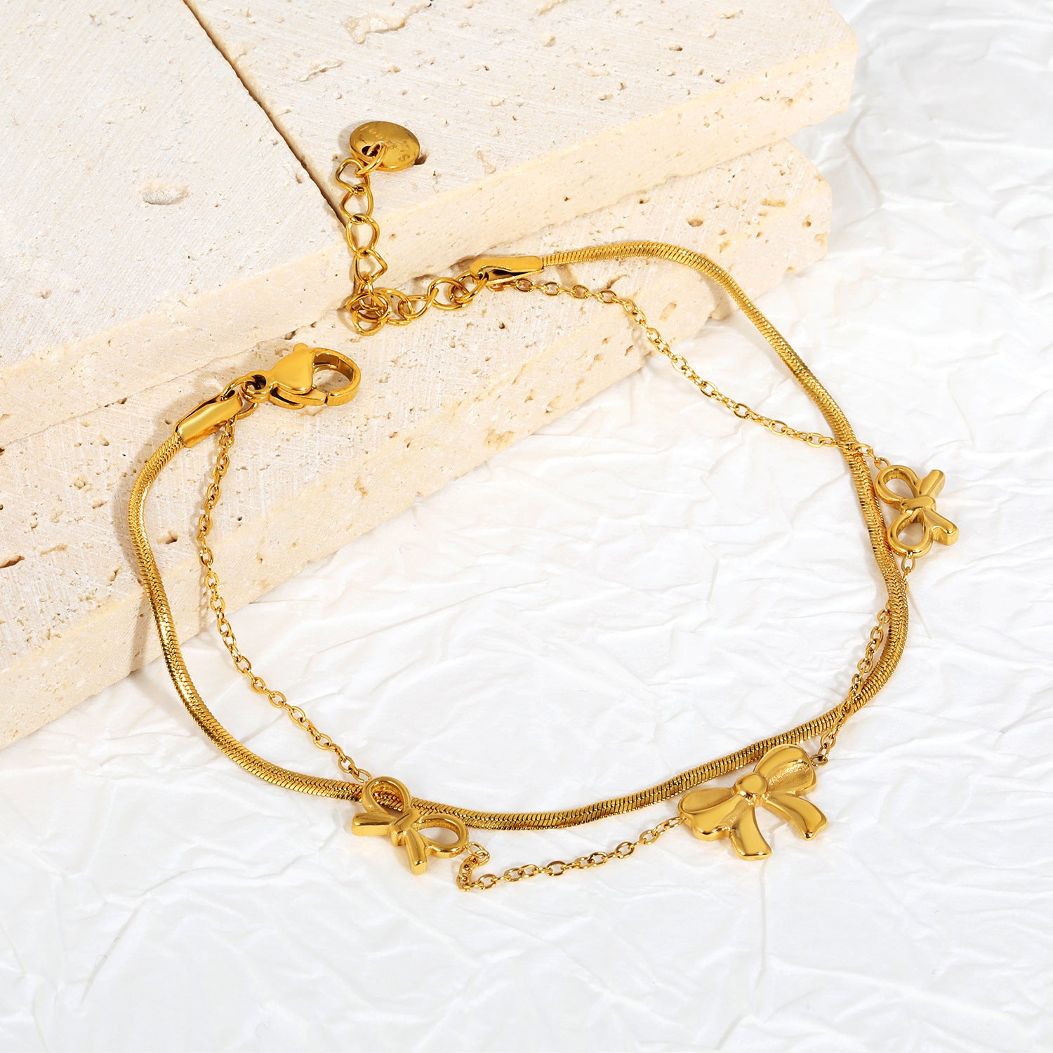 Damen Armband mit elegantem Smaragd-Anhänger und flexibler Gliederkette Shop Nory